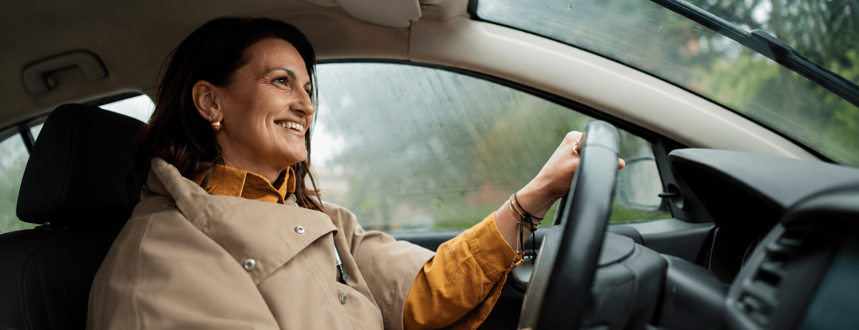 Mujer manejando bajo la lluvia